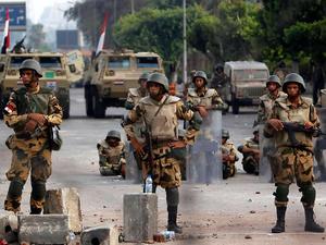 Die Verhandlungen über eine Übergangsregierung in Ägypten haken. Das Land ist politisch gespalten. Für die Revolutionäre der zweiten Generation könnte sich die Allianz mit Militär und Polizei als falsche Hoffnung herausstellen. Foto: Reuters