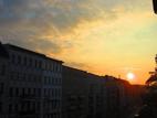 "Morgens bin ich meist müde. Wenn es aber einen schönen Sonnenaufgang zu sehen gibt, laufe ich immer schnell auf meinen Balkon in Prenzlauer Berg, Eberswalder zur Ecke Schönhauser. Meine beiden Kinder kommen oft mit und fragen: „Mama, warum musst du jedes Mal ein Foto davon machen?“ Ich antworte dann immer: „Weil’s Spaß macht!“ Und dann gehen wir wieder zurück an den Frühstückstisch. Im Sommer ist es anders, da stehe ich immer vom Abendbrottisch auf und fotografiere den Sonnenuntergang über dem Jahn-Stadion. Diese Balkonbilder stelle ich auf meine Seite ullaprigge.wordpress.com/balkon. Das mache ich hauptsächlich für mich, es ist wie ein großes Fotoalbum im Internet." Ulla Prigge, Angestellte in einer Bildagentur, 36, Prenzlauer Berg. Machen Sie mit und verlinken Sie Ihre morgendlichen Fotos mit dem Hashtag #gmberlin bei Twitter und  folgen Sie unserem neuen Account @stadtleben. Oder schicken Sie Ihre Fotos wie gewohnt an leserbilder@tagesspiegel.de Foto: Ulla Prigge